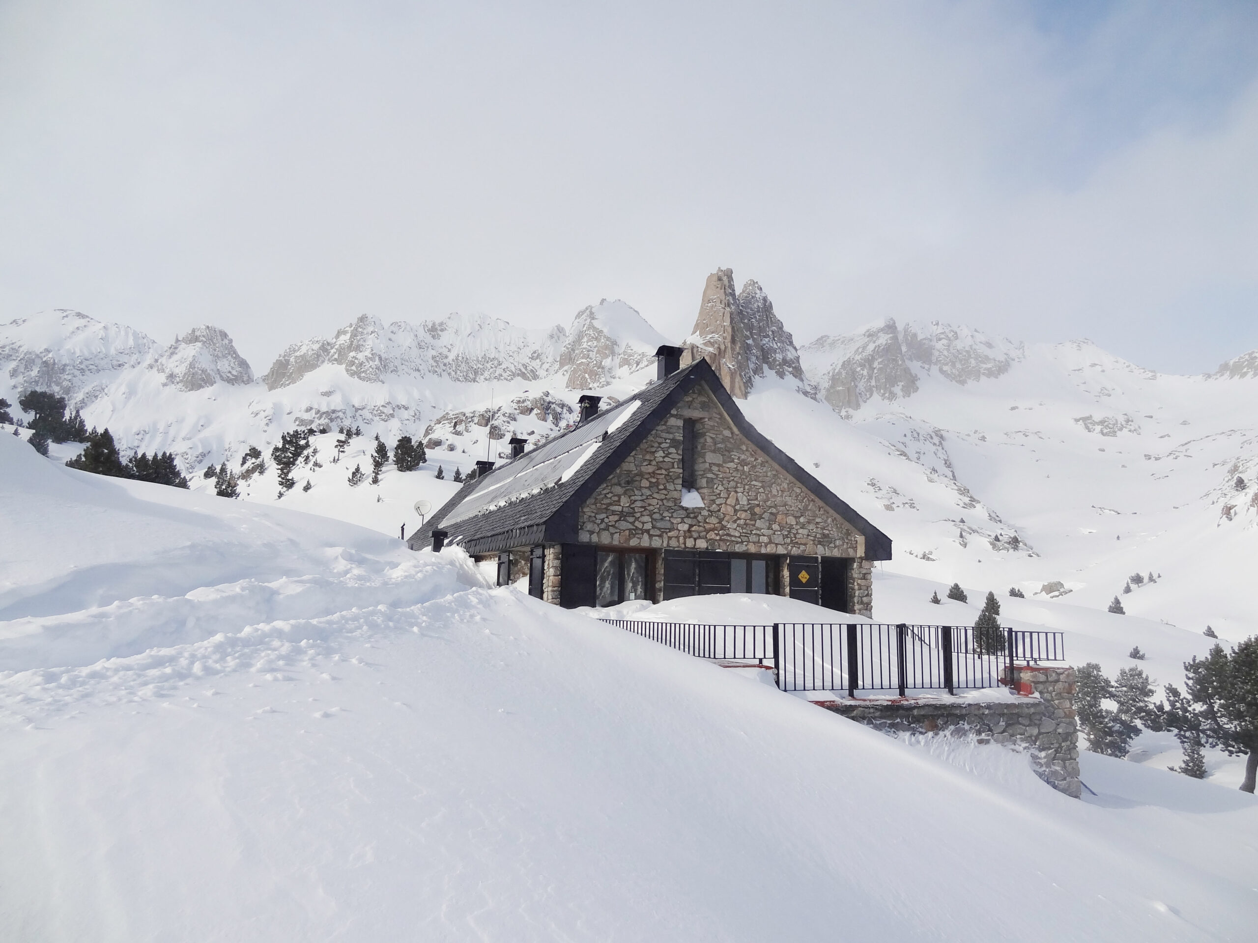 Actividades de esquí de travesía en los alrededores del refugio d'Amitges